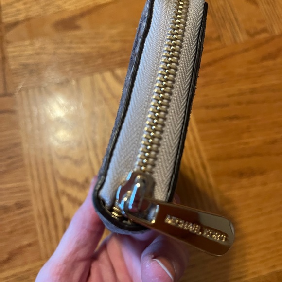 🍁Like New Michael Kors Wallet🌲 - Picture 12 of 16